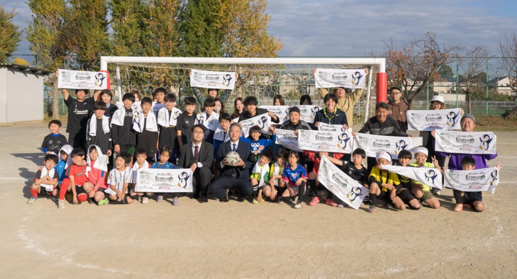 【スポーツ振興】地元少年サッカーチーム「FUKAMI S.C.」へ練習用ビブス・タオルを贈呈