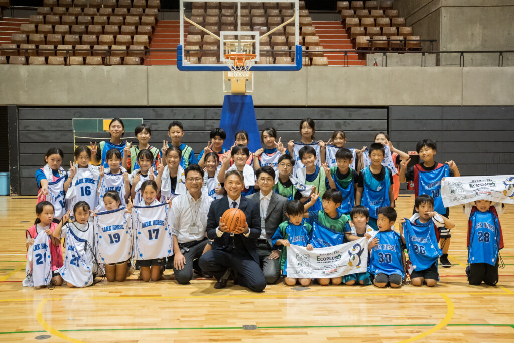 【スポーツ振興】地元大和市のミニバスケチーム「深見ダークホース」へナップサックとタオルを贈呈